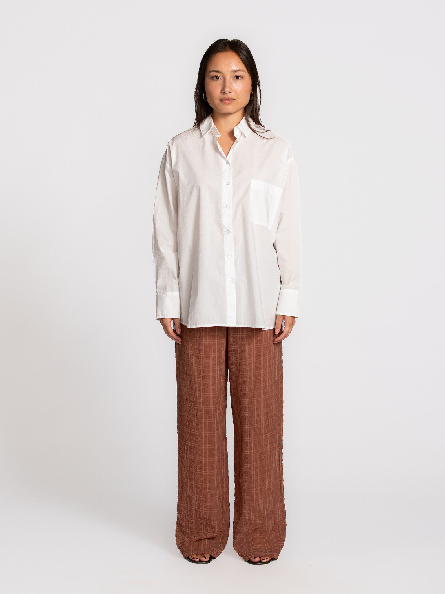 Les Soeurs chemise en coton Tanya 3. Un classique avec de l'attitude: grâce à cette chemise blanche, vous disposez toujou...