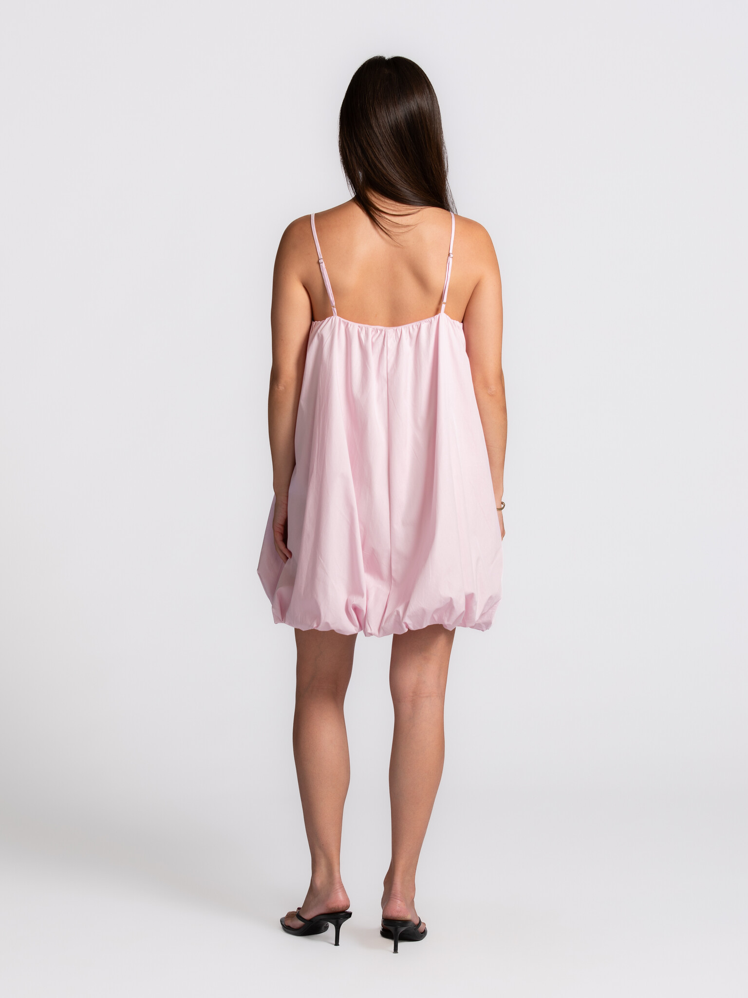 Edited robe balloon Fray 5. La douce couleur rose et la forme balloon volumineuse donnent à cette robe une allure ludique...