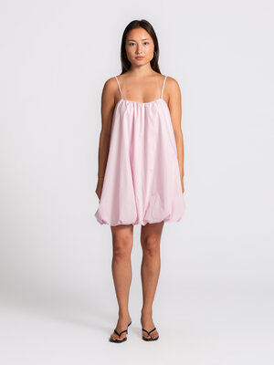 Jurk Fray. De zachte roze kleur en volumineuze balloon vorm geven deze jurk een speelse uitstraling die meteen opvalt. De...