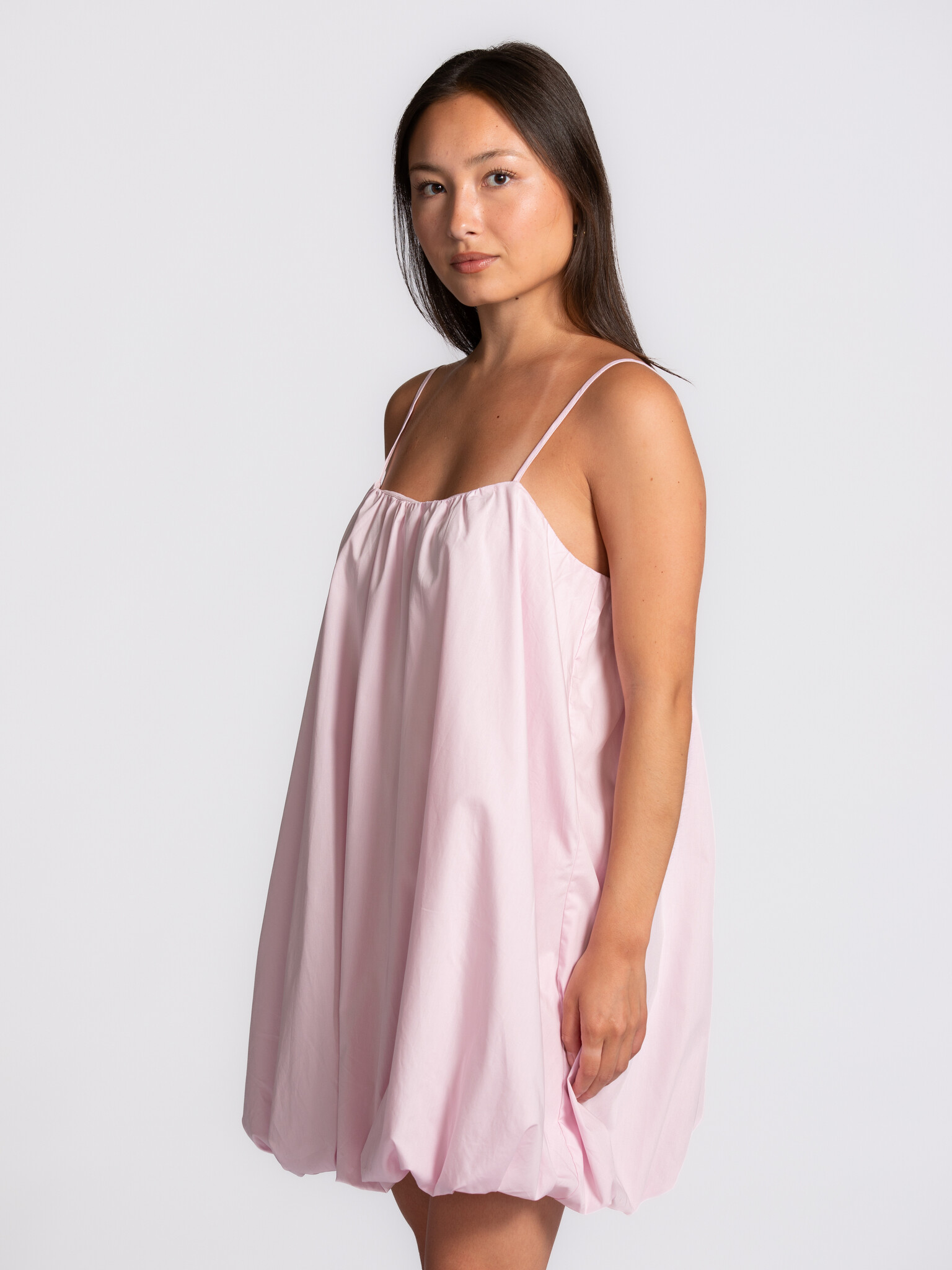 Edited robe balloon Fray 3. La douce couleur rose et la forme balloon volumineuse donnent à cette robe une allure ludique...