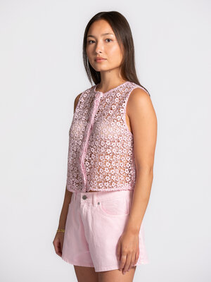 Top Cleo. A little floral moment. The delicate floral texture and pastel pink shade give this top a soft summer feel with...