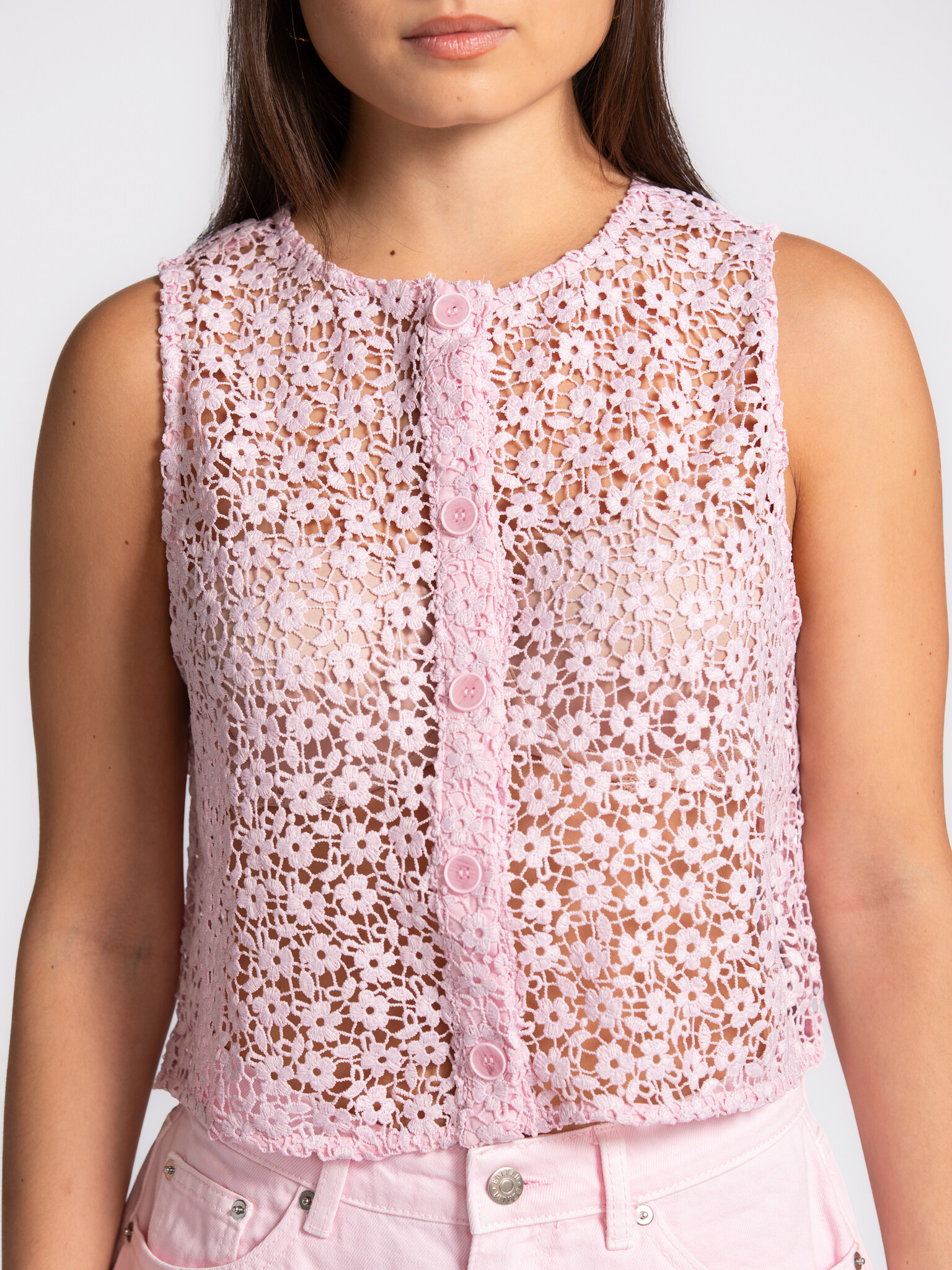 Edited geborduurde top Cleo 4. A little floral moment. De fijne bloemenstructuur en pastelroze tint geven deze top een za...