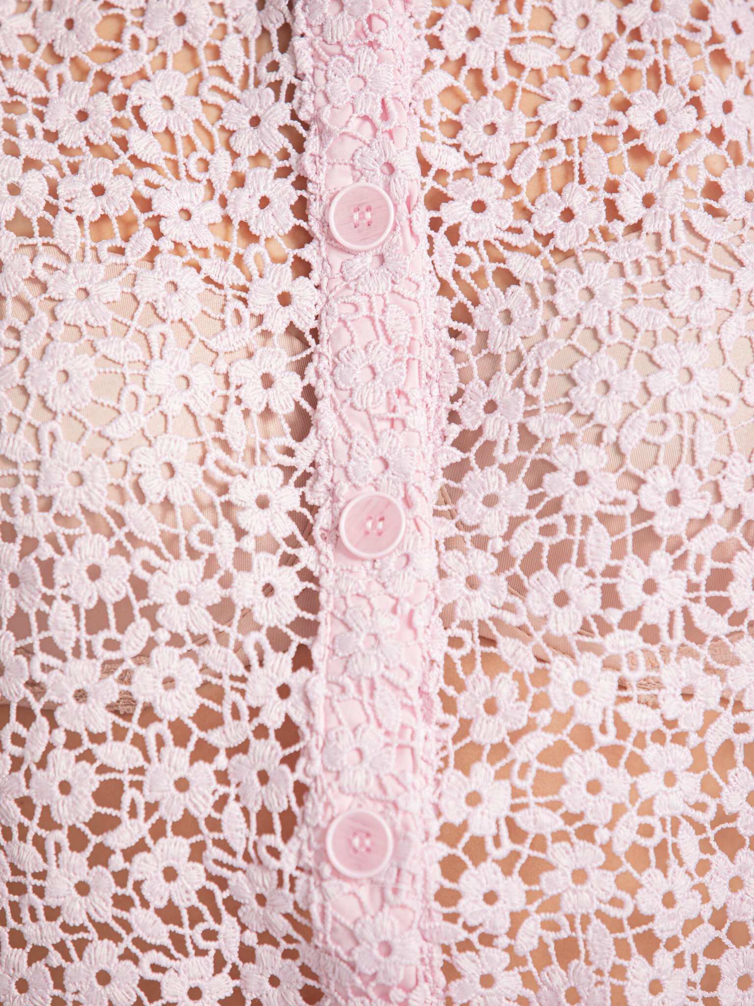 Edited geborduurde top Cleo 6. A little floral moment. De fijne bloemenstructuur en pastelroze tint geven deze top een za...
