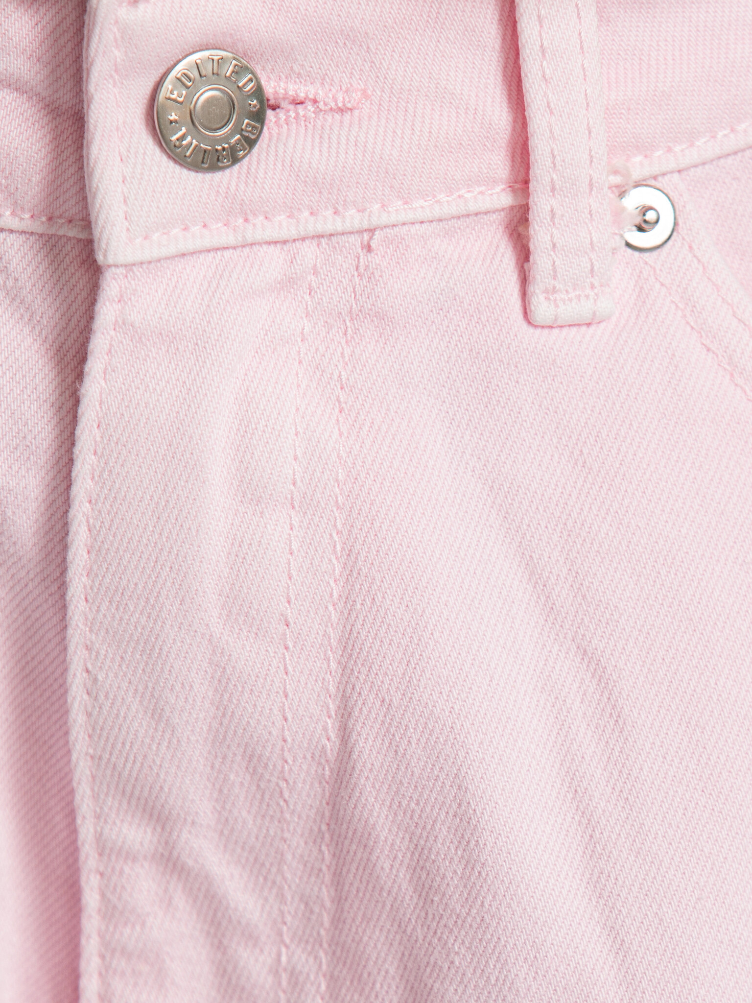 Edited denim short Brooke 6. Soft pink, sunny mood. Deze denim short combineert een relaxte pasvorm met een zachte pastel...