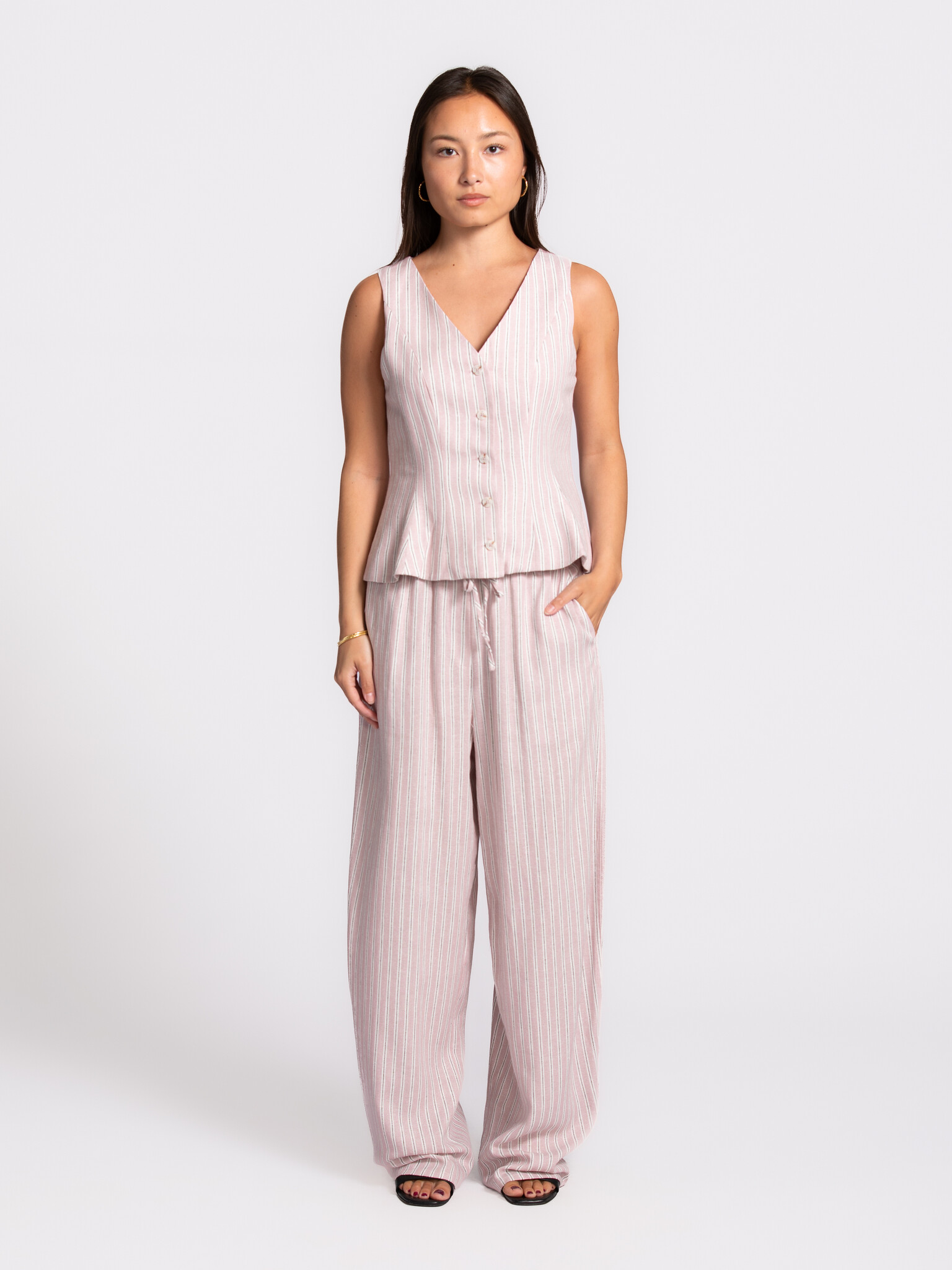 Edited wijde broek Valerie 3. Soft stripes, easy days. De fijne strepen en zachte tint zorgen voor een ontspannen uitstra...
