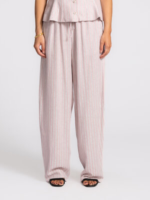 Broek Valerie. Soft stripes, easy days. De fijne strepen en zachte tint zorgen voor een ontspannen uitstraling, perfect v...