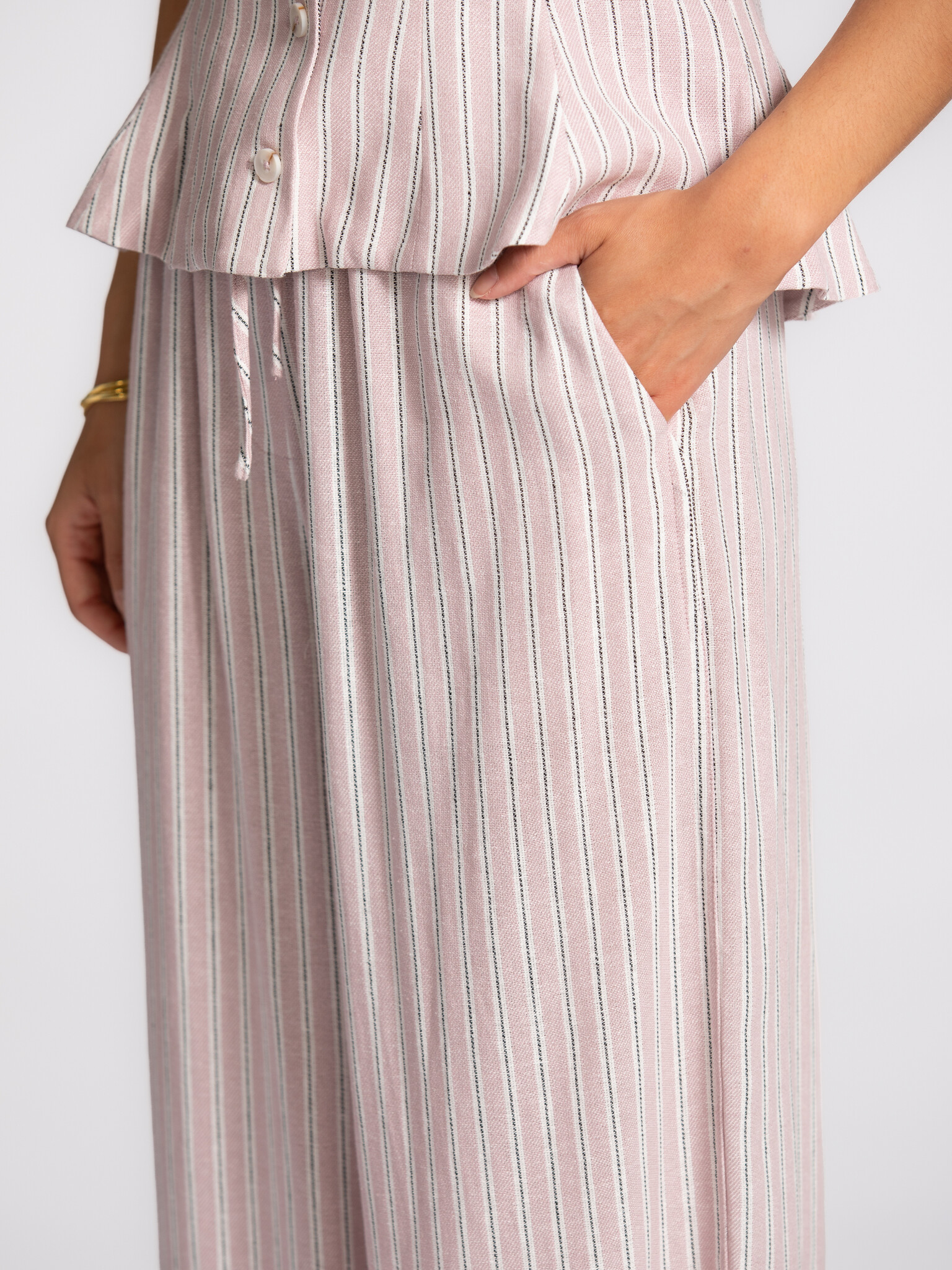 Edited wijde broek Valerie 4. Soft stripes, easy days. De fijne strepen en zachte tint zorgen voor een ontspannen uitstra...