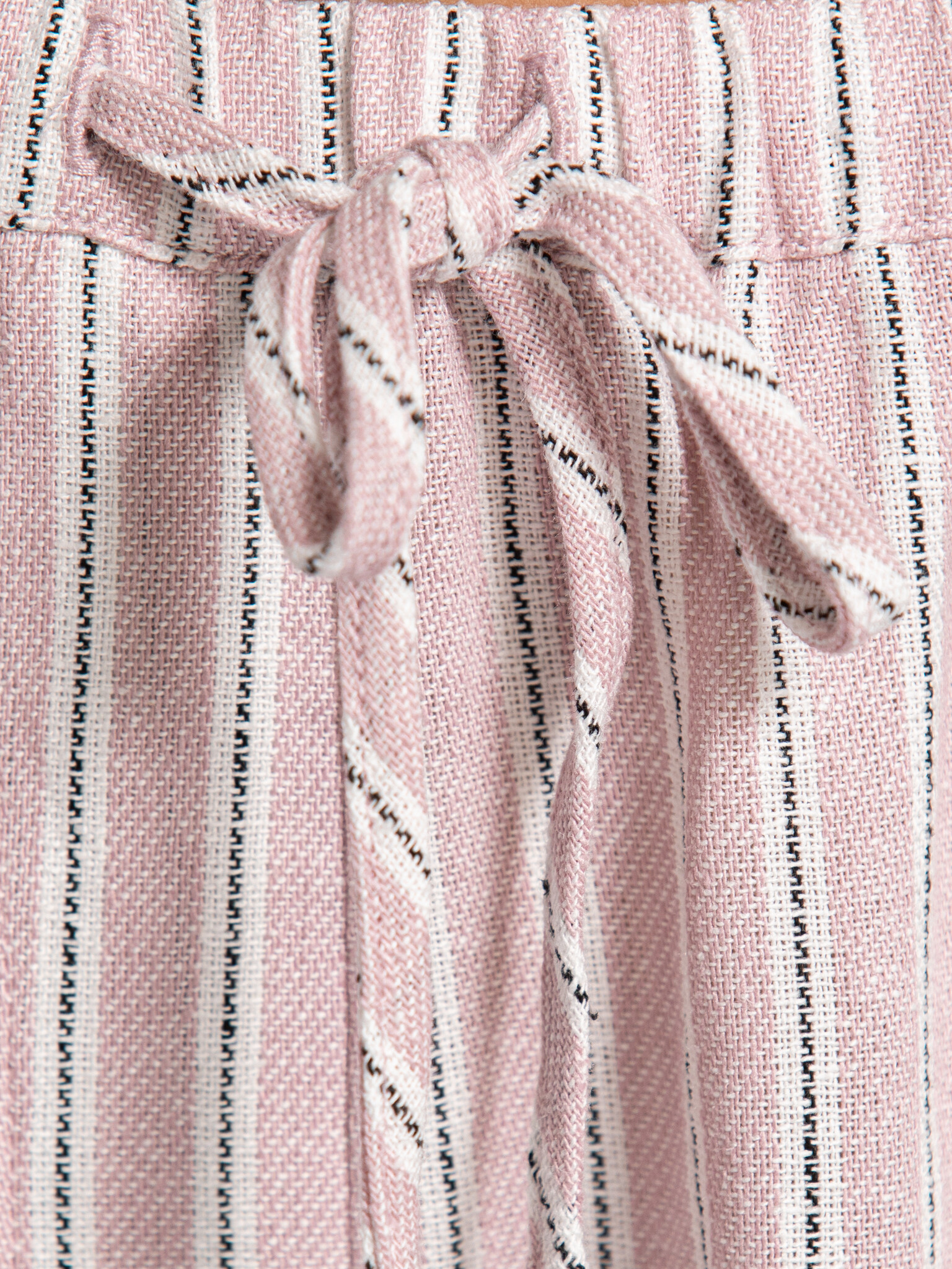 Edited wijde broek Valerie 6. Soft stripes, easy days. De fijne strepen en zachte tint zorgen voor een ontspannen uitstra...