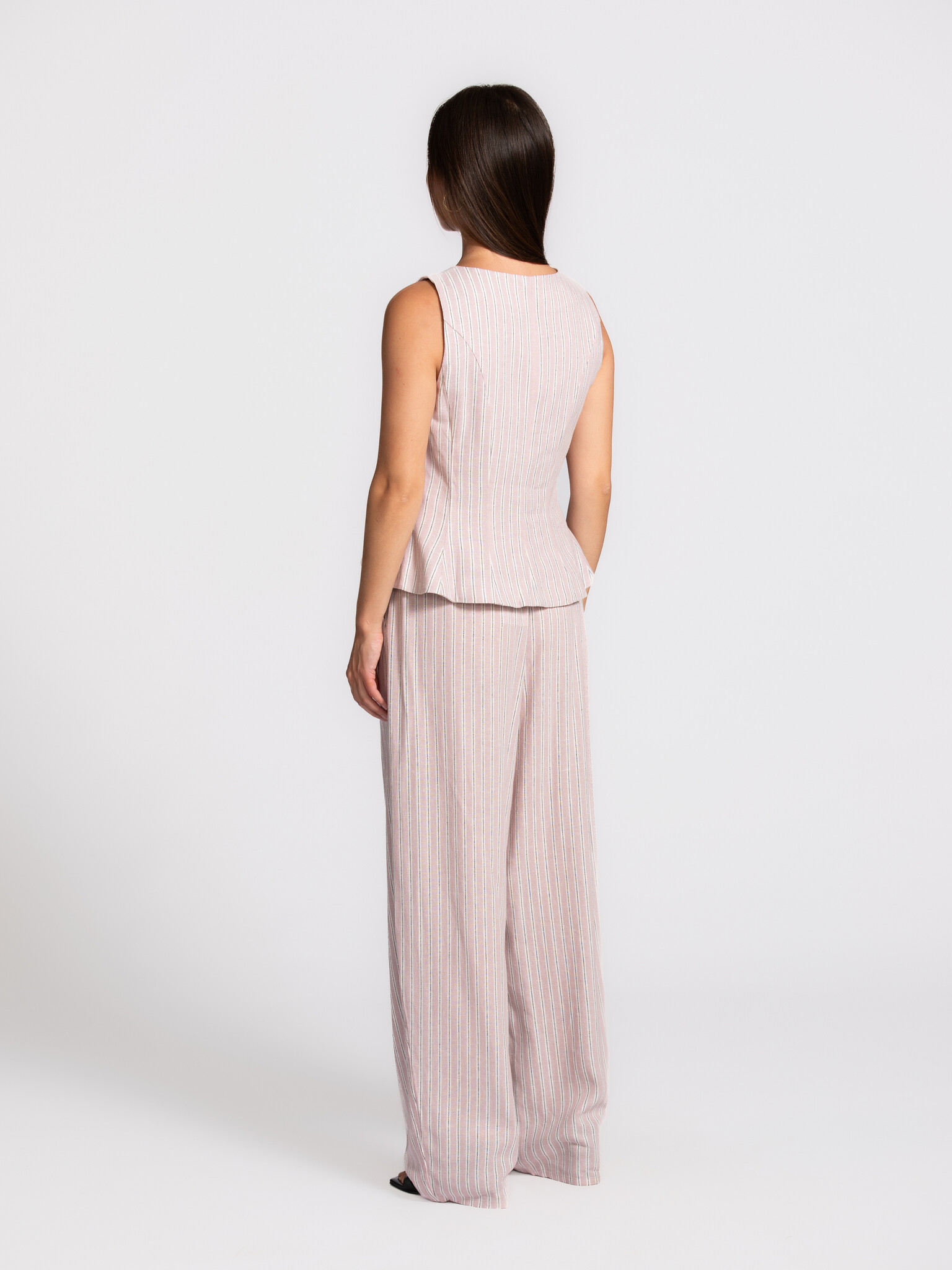 Edited wijde broek Valerie 5. Soft stripes, easy days. De fijne strepen en zachte tint zorgen voor een ontspannen uitstra...