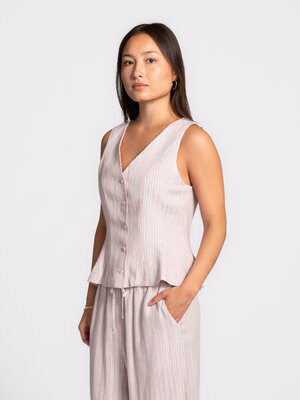 Top Vada. Zachte krijtstrepen, een elegante fit en subtiele knoopdetails geven deze top een verfijnde uitstraling met ele...