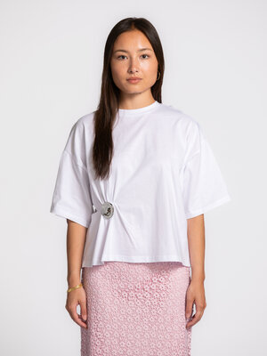T-shirt Otis. It’s all in the detail. La broche resserre subtilement le tissu et crée une forme inattendue, comme un t-sh...