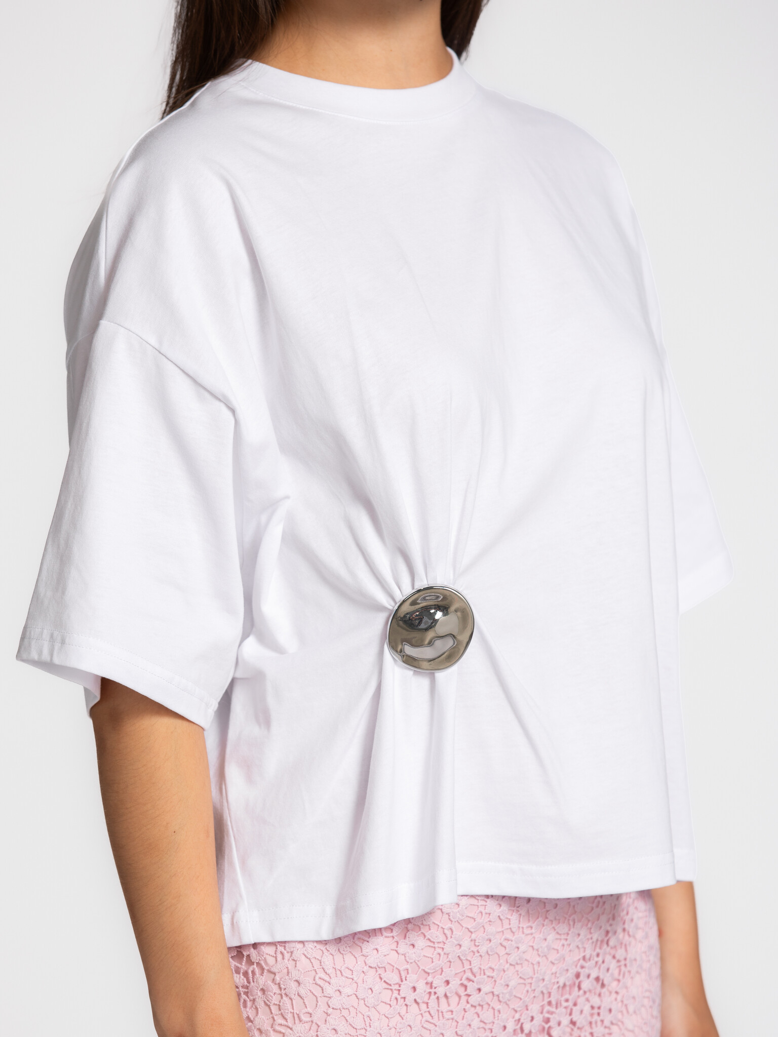 Les Soeurs broche t-shirt Otis 4. It’s all in the detail. De broche trekt de stof subtiel samen en creëert een onverwacht...