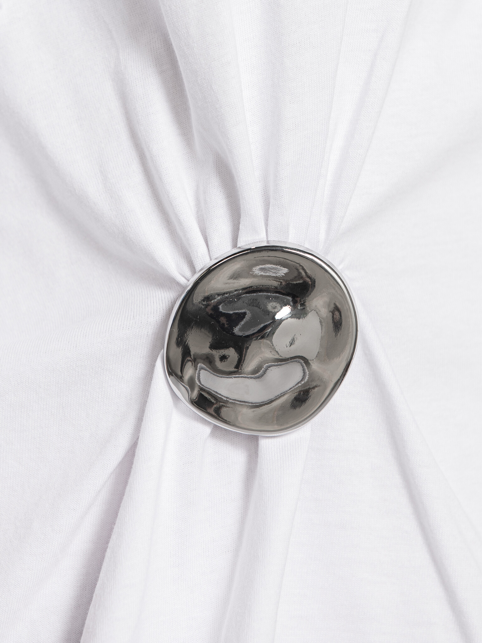 Les Soeurs broche t-shirt Otis 6. It’s all in the detail. De broche trekt de stof subtiel samen en creëert een onverwacht...