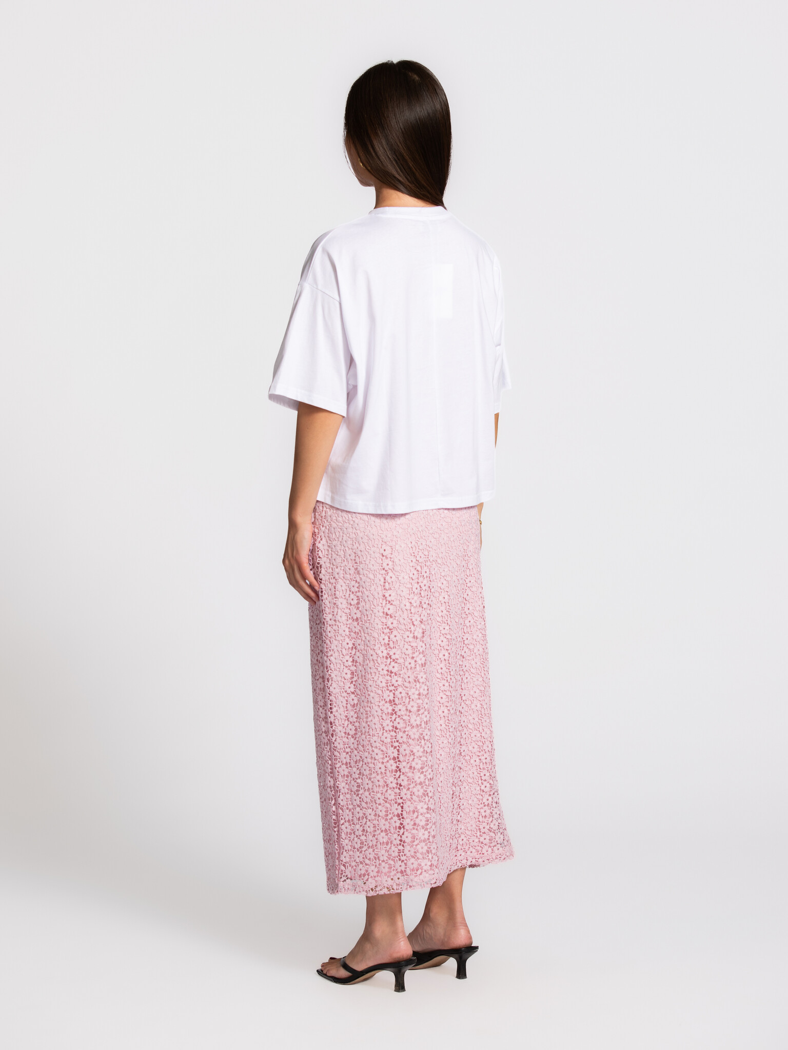 Les Soeurs broche t-shirt Otis 5. It’s all in the detail. De broche trekt de stof subtiel samen en creëert een onverwacht...