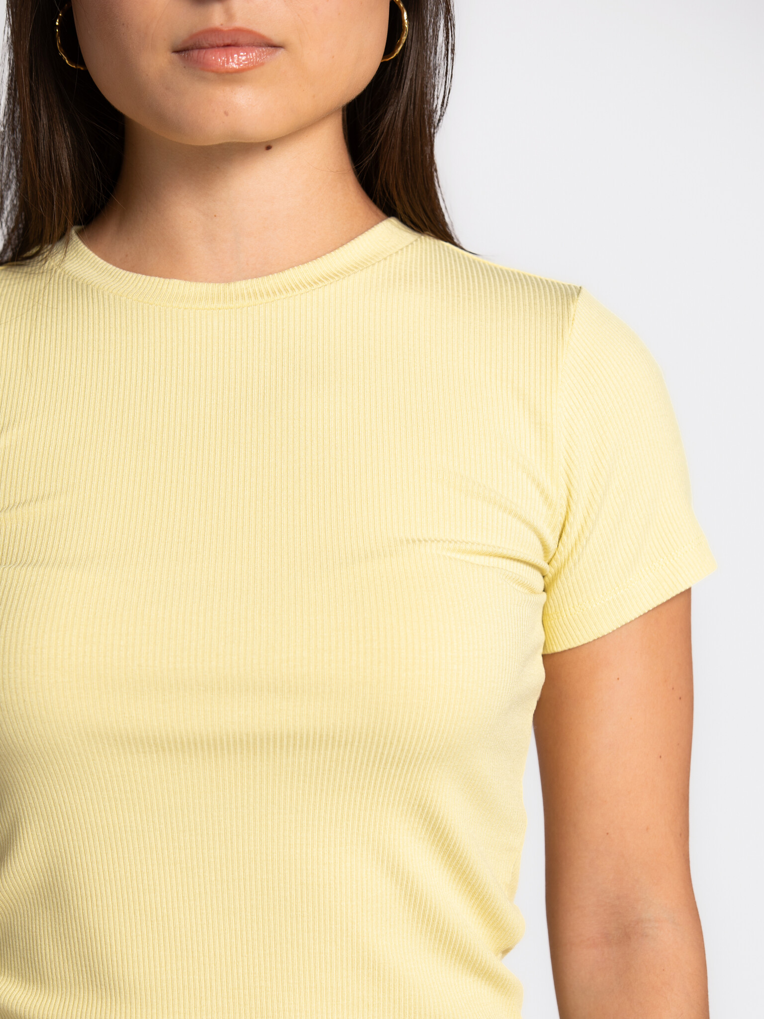Edited fitted T-shirt Naara 2. Your go-to essential. This t-shirt proves that basics are anything but boring, thanks to i...