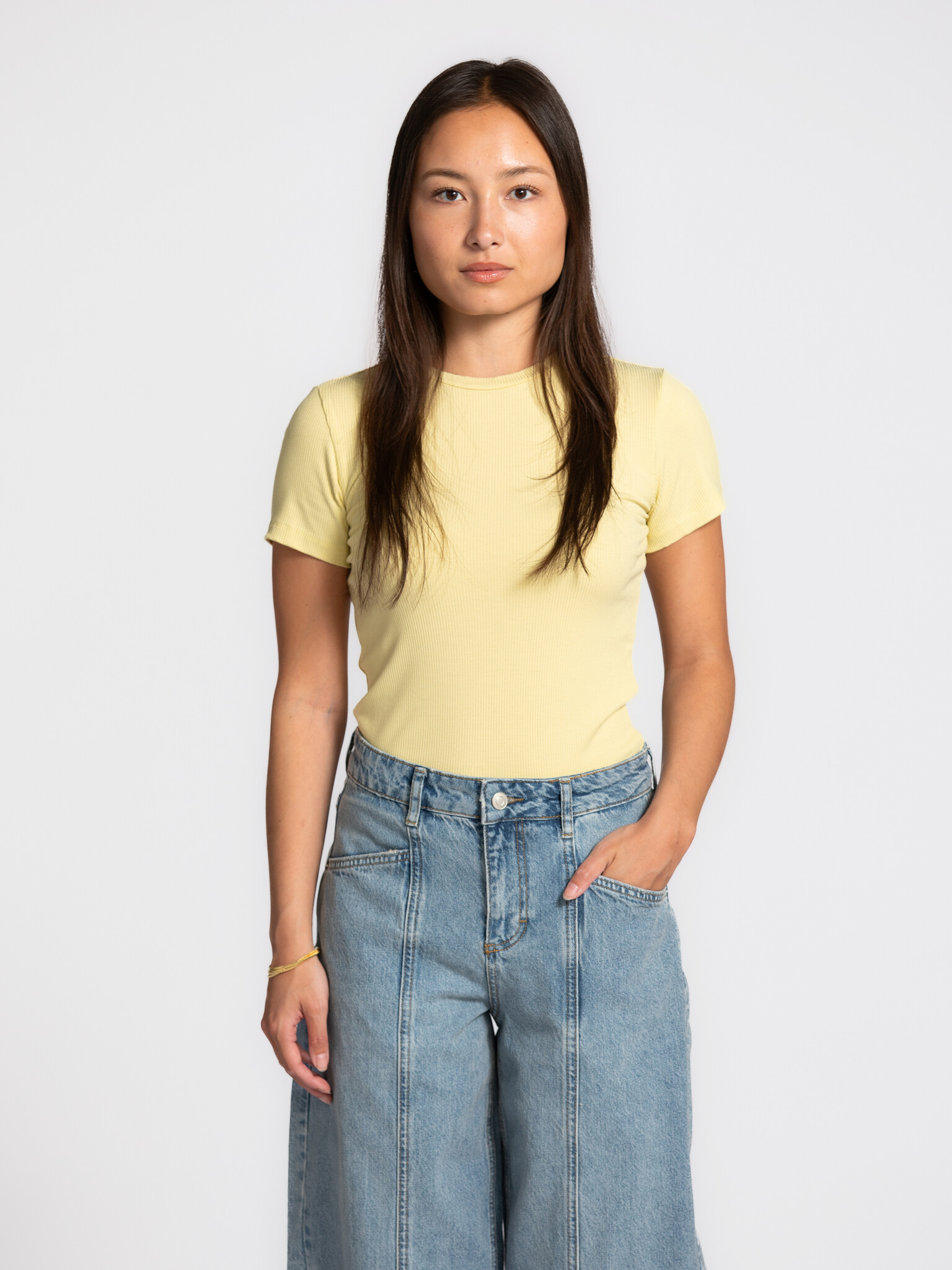 Edited fitted T-shirt Naara 6. Your go-to essential. This t-shirt proves that basics are anything but boring, thanks to i...