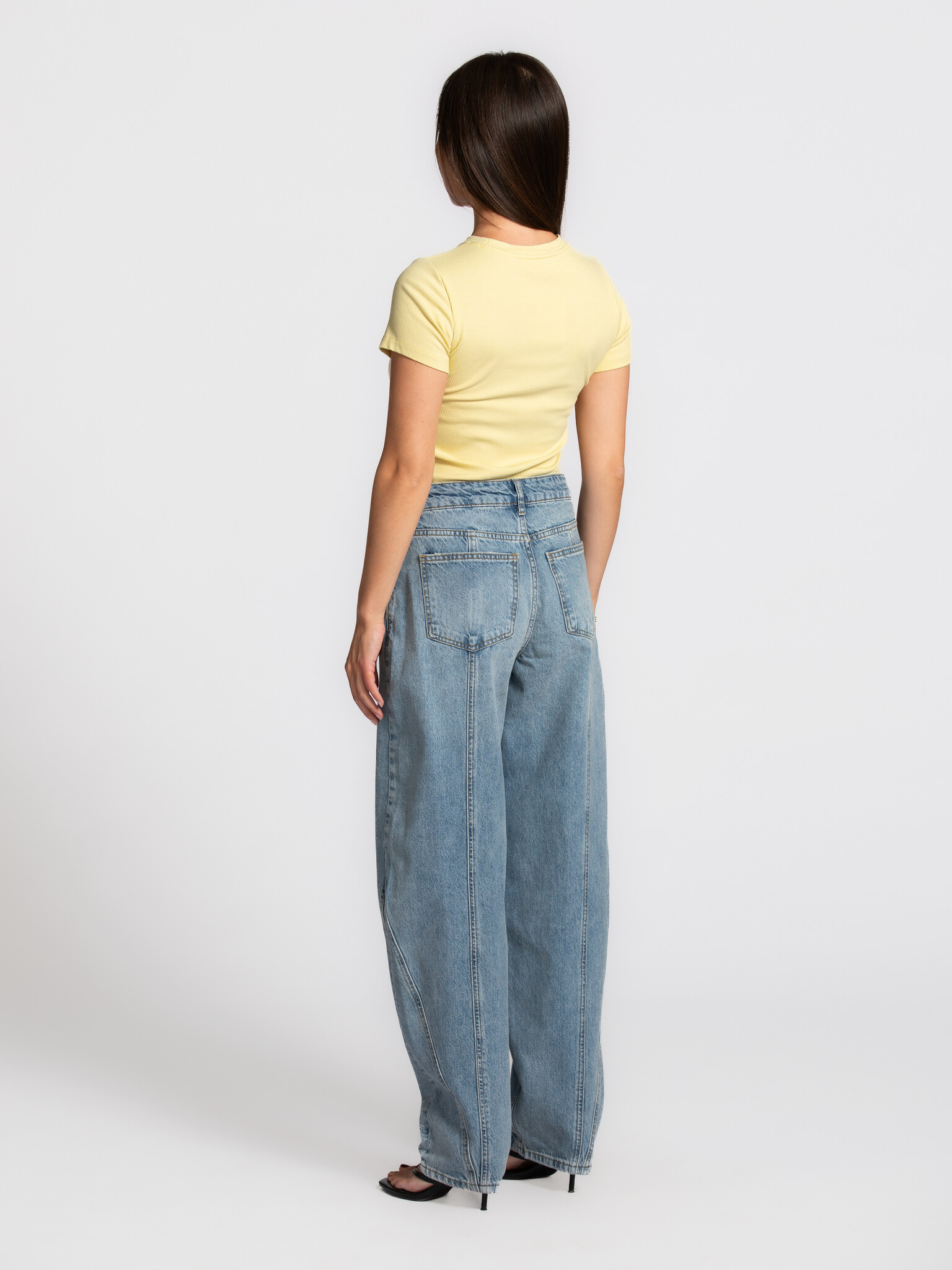 MBYM balloon jeans Almira Lalette 5. Embrace the curve. These jeans break away from the ordinary, bringing shape to your ...
