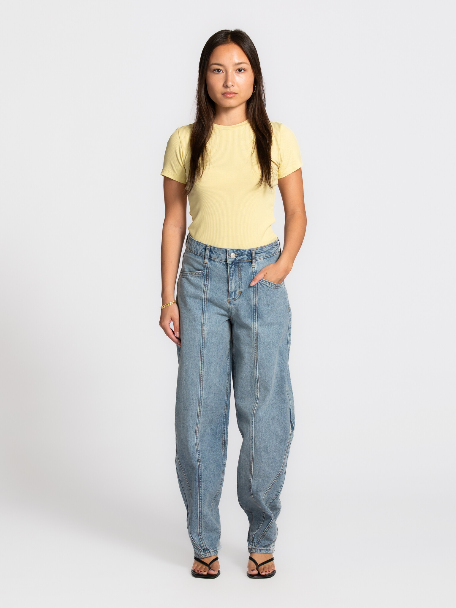 MBYM balloon jeans Almira Lalette 3. Embrace the curve. These jeans break away from the ordinary, bringing shape to your ...