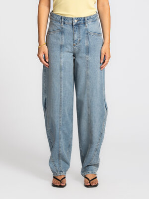 Jean Almira Lalette. Adoptez la courbe. Ce jean sort des standards et apporte une nouvelle silhouette grâce à sa coupe ba...