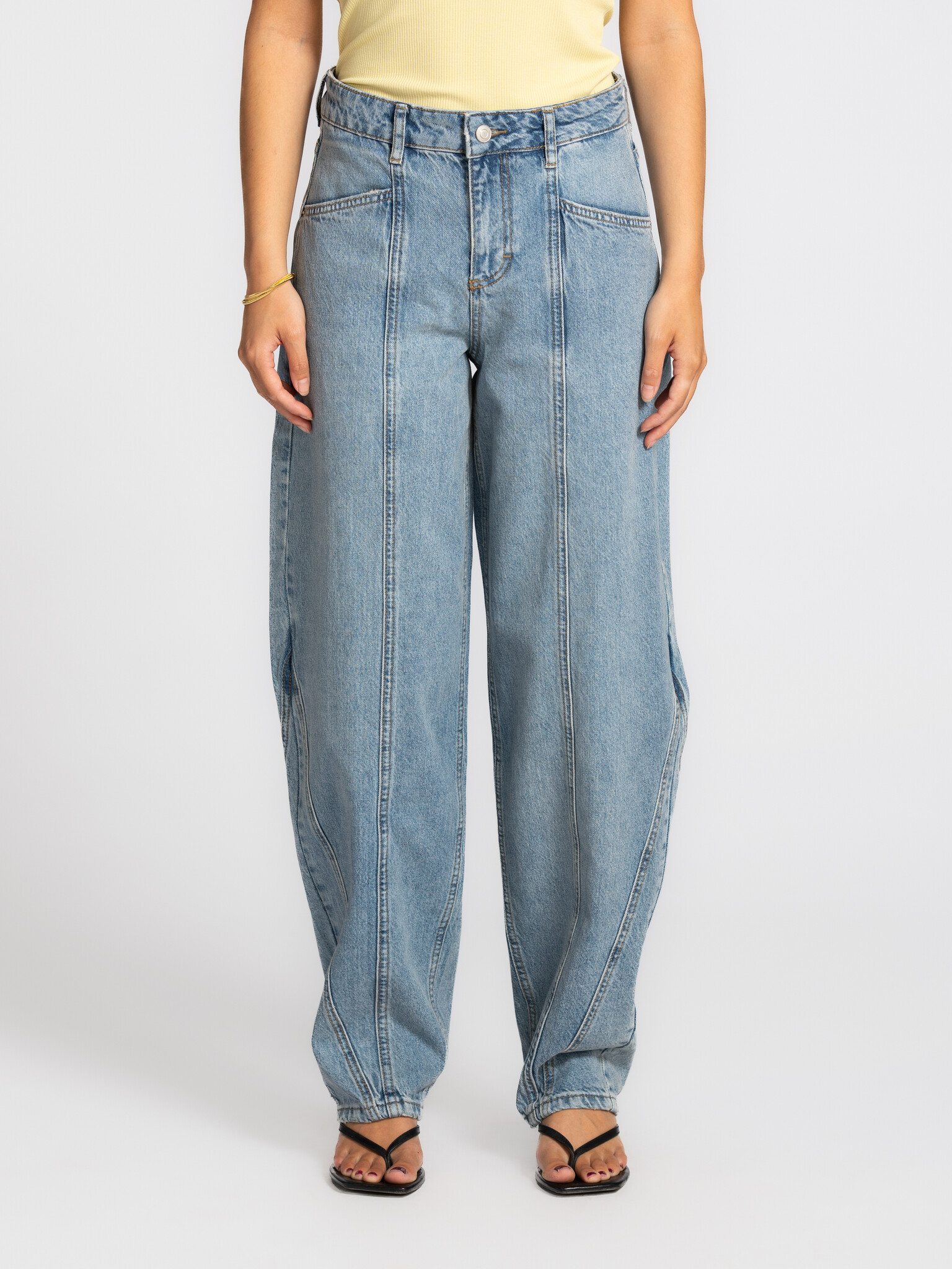 MBYM balloon jeans Almira Lalette 1. Embrace the curve. These jeans break away from the ordinary, bringing shape to your ...