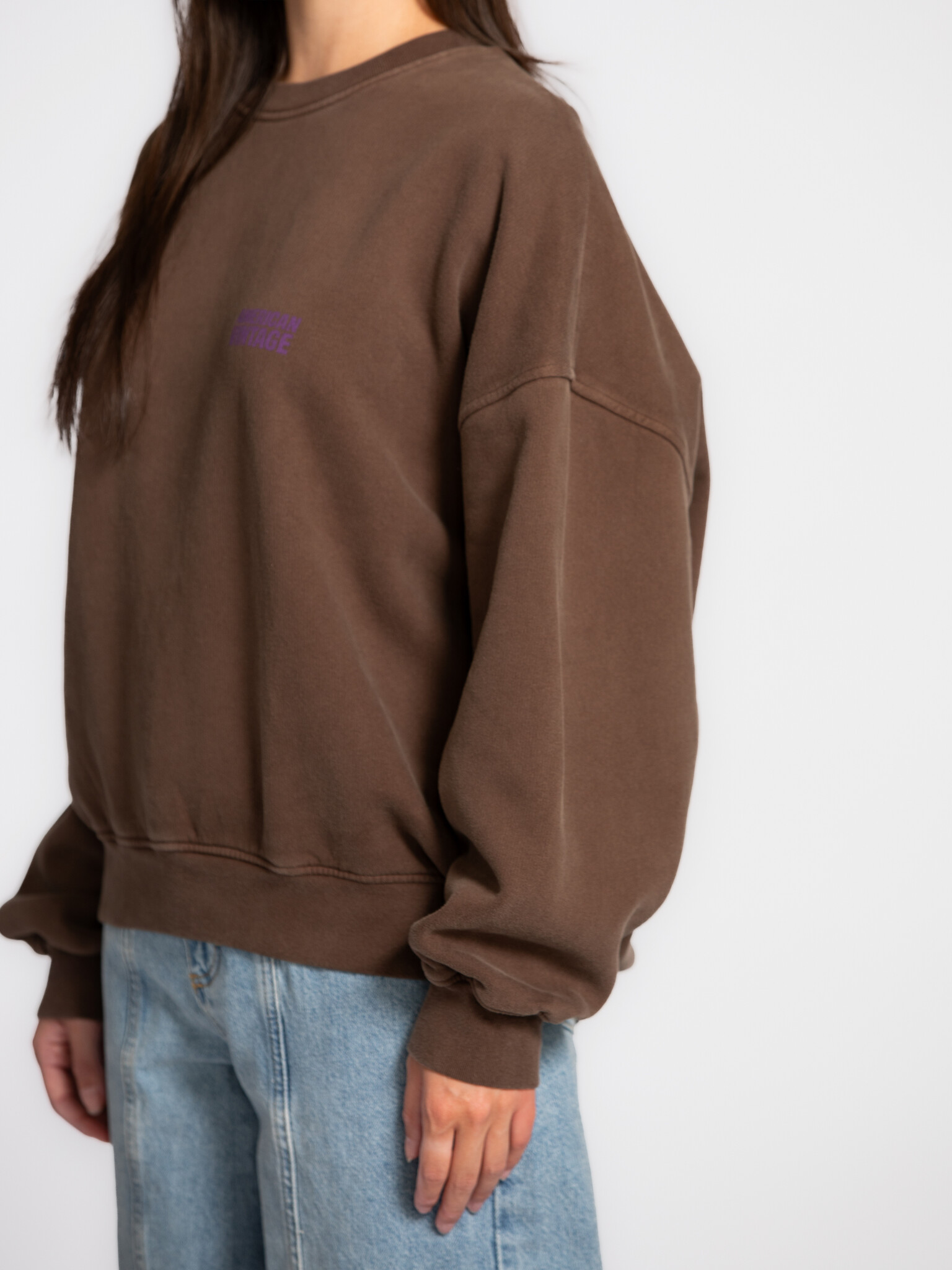 American Vintage sweater Plizzy 4. Your go-to layer. Deze sweater heeft die perfecte vintage wassing in een warme aardeti...