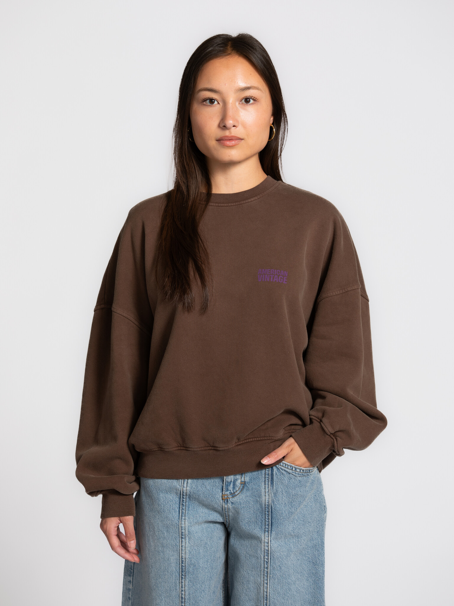 American Vintage sweater Plizzy 1. Your go-to layer. Deze sweater heeft die perfecte vintage wassing in een warme aardeti...