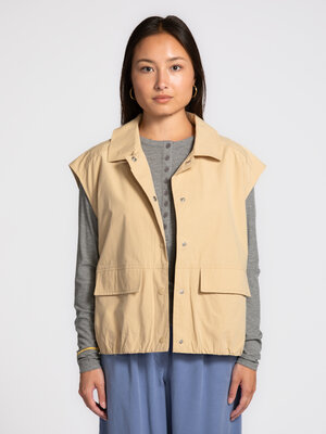 Vest Matis Tullir. Functioneel met finesse. Deze vest brengt utility details samen in een mouwloos silhouet dat licht en ...