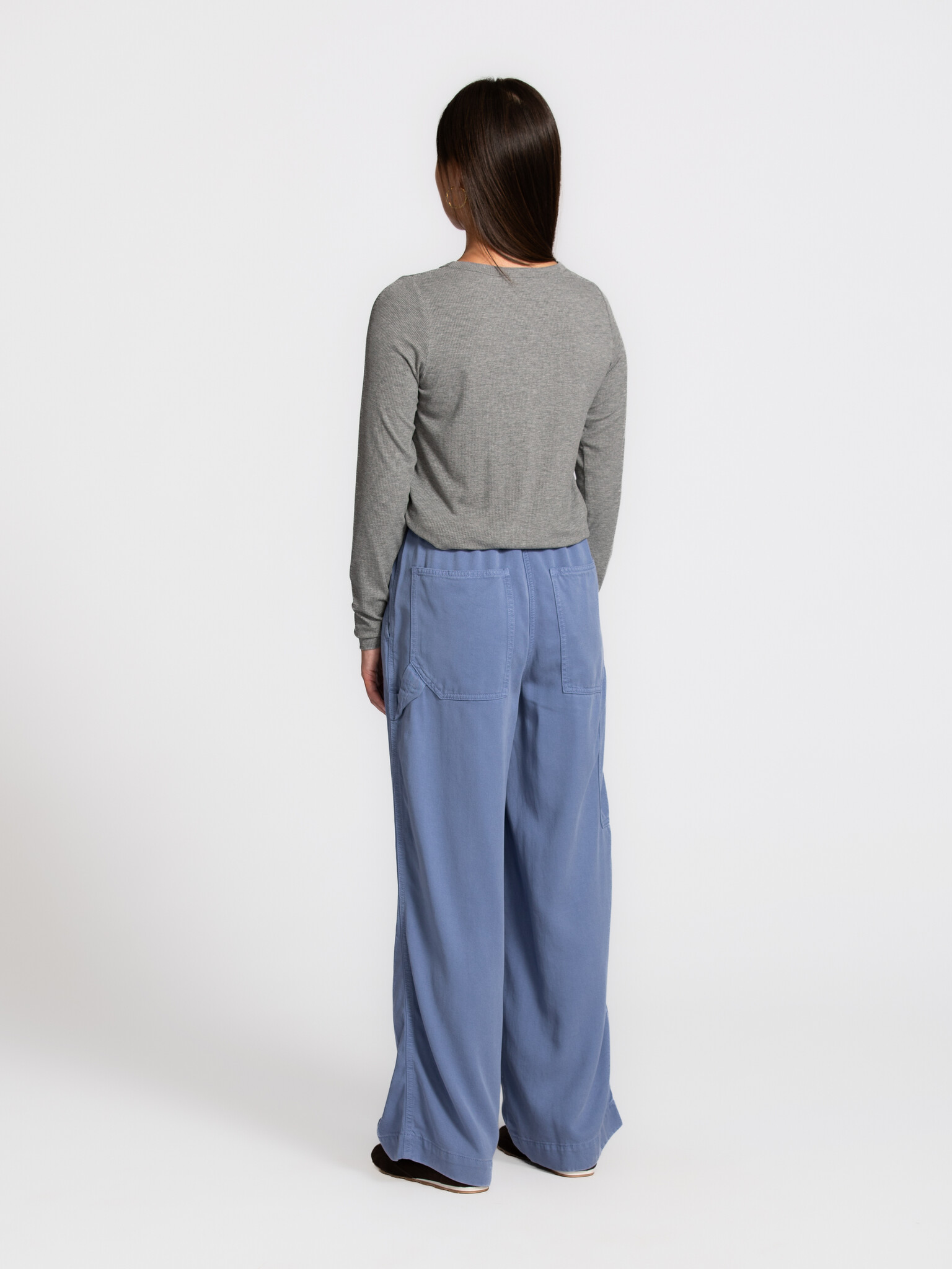Les Soeurs Longsleeve henley Barbara 5. Eenvoud op z’n best. De fijne, zachte stof, knoopsluiting en aansluitende fit gev...