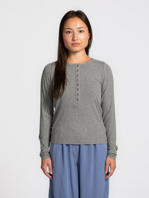 Henley Barbara. Eenvoud op z’n best. De fijne, zachte stof, knoopsluiting en aansluitende fit geven dit item een elegante...