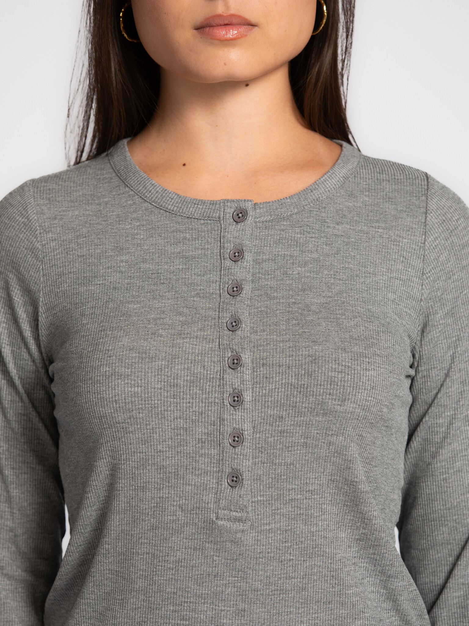 Les Soeurs Longsleeve henley Barbara 4. Eenvoud op z’n best. De fijne, zachte stof, knoopsluiting en aansluitende fit gev...