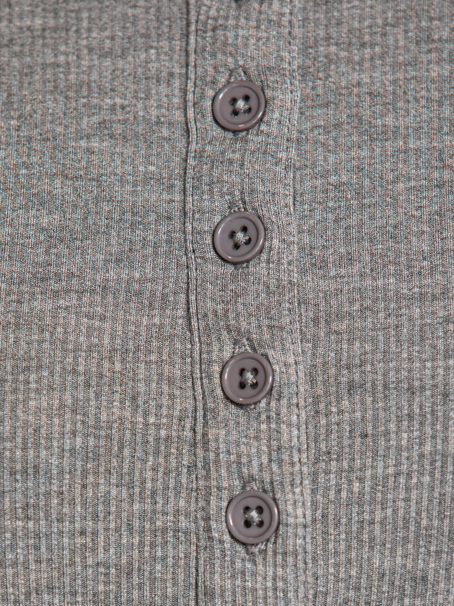 Les Soeurs Longsleeve henley Barbara 6. Eenvoud op z’n best. De fijne, zachte stof, knoopsluiting en aansluitende fit gev...
