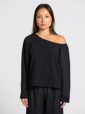 Blouse Sem. The open neckline and lightweight fabric create an elegant look that draws you in instantly. A piece you reac...