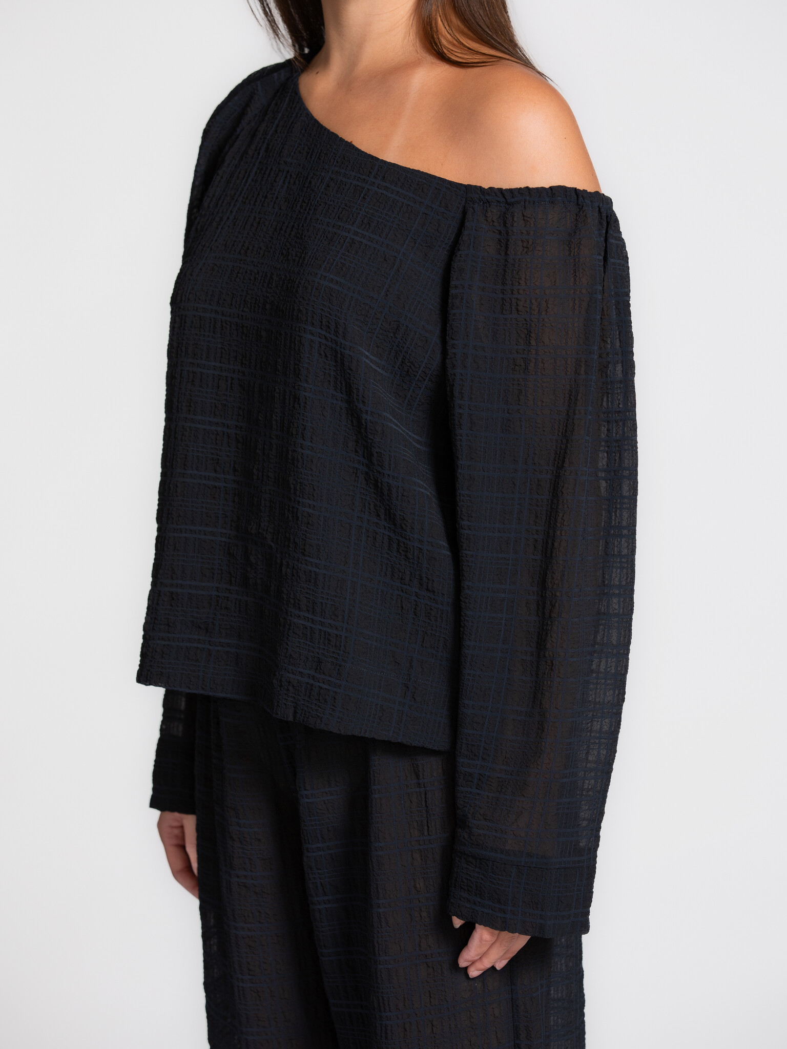 Les Soeurs off-shoulder blouse Sem 4. The open neckline and lightweight fabric create an elegant look that draws you in i...