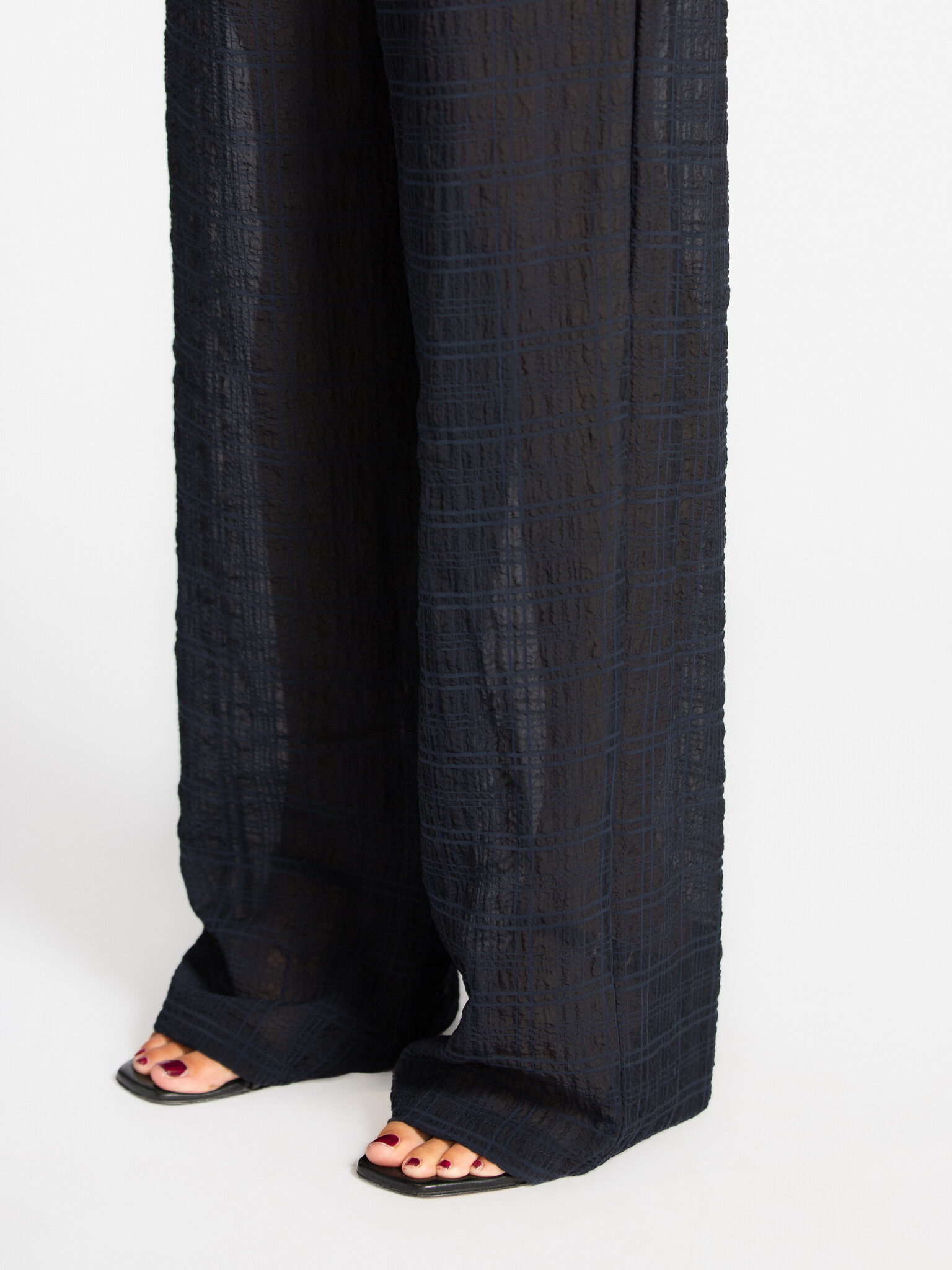 Les Soeurs structured  trousers Ces 4. The straight, loose fit gives these trousers an effortless flow, while the subtle ...
