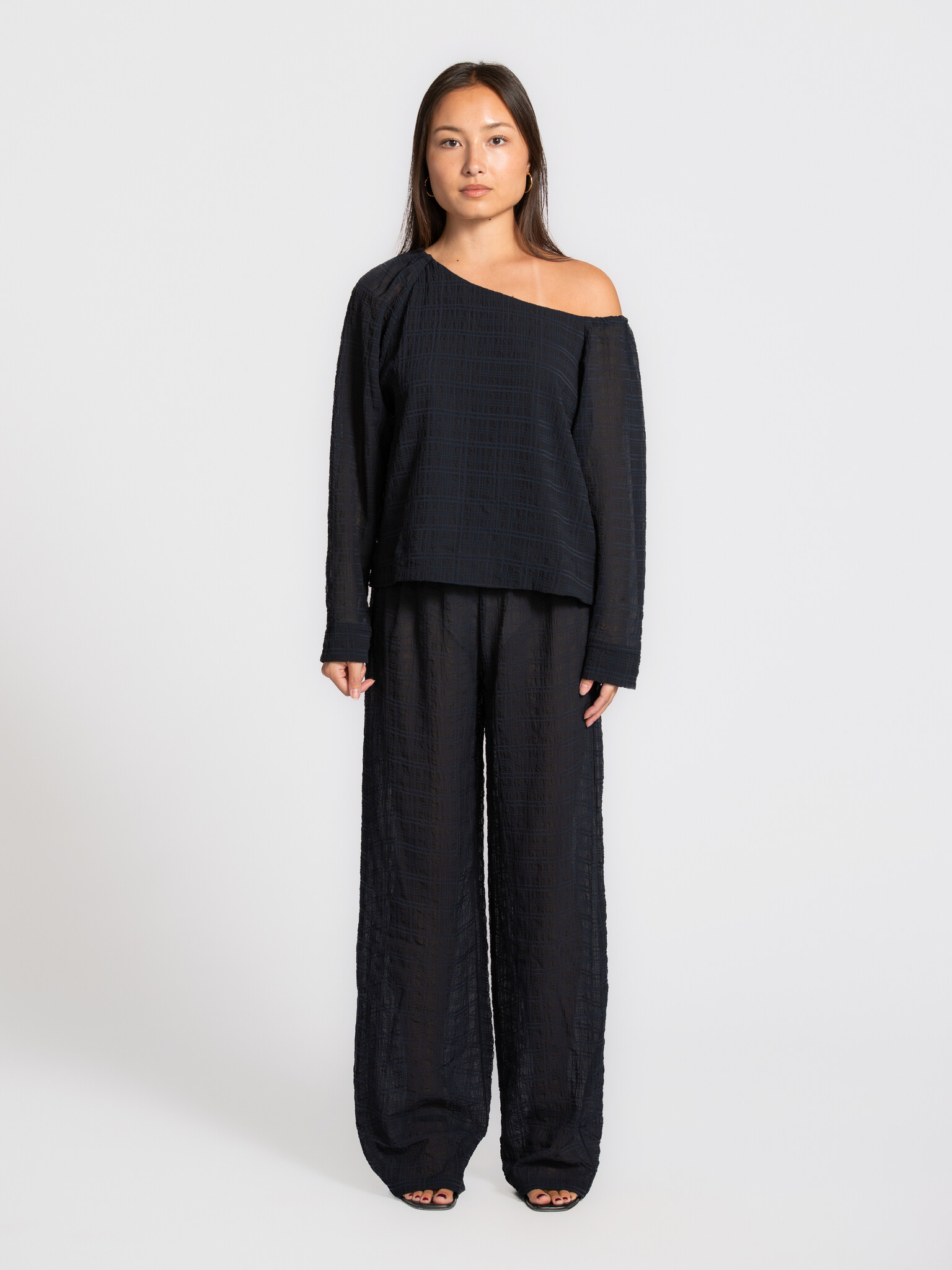 Les Soeurs structured  trousers Ces 3. The straight, loose fit gives these trousers an effortless flow, while the subtle ...