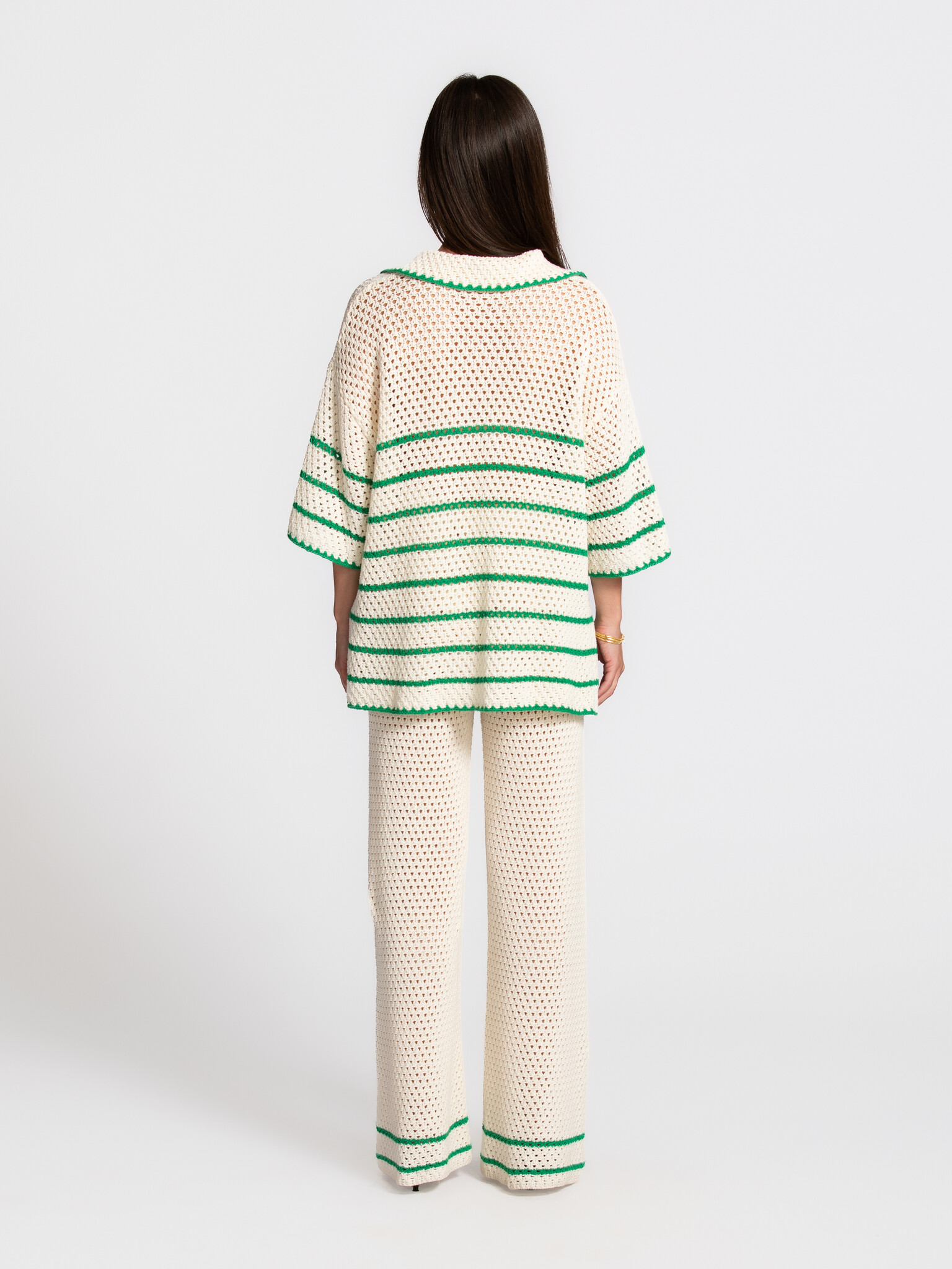 Edited gehaakte polo Debbie 5. Deze blouse brengt lichtheid in je look. Het gehaakte design en de speelse strepen geven h...