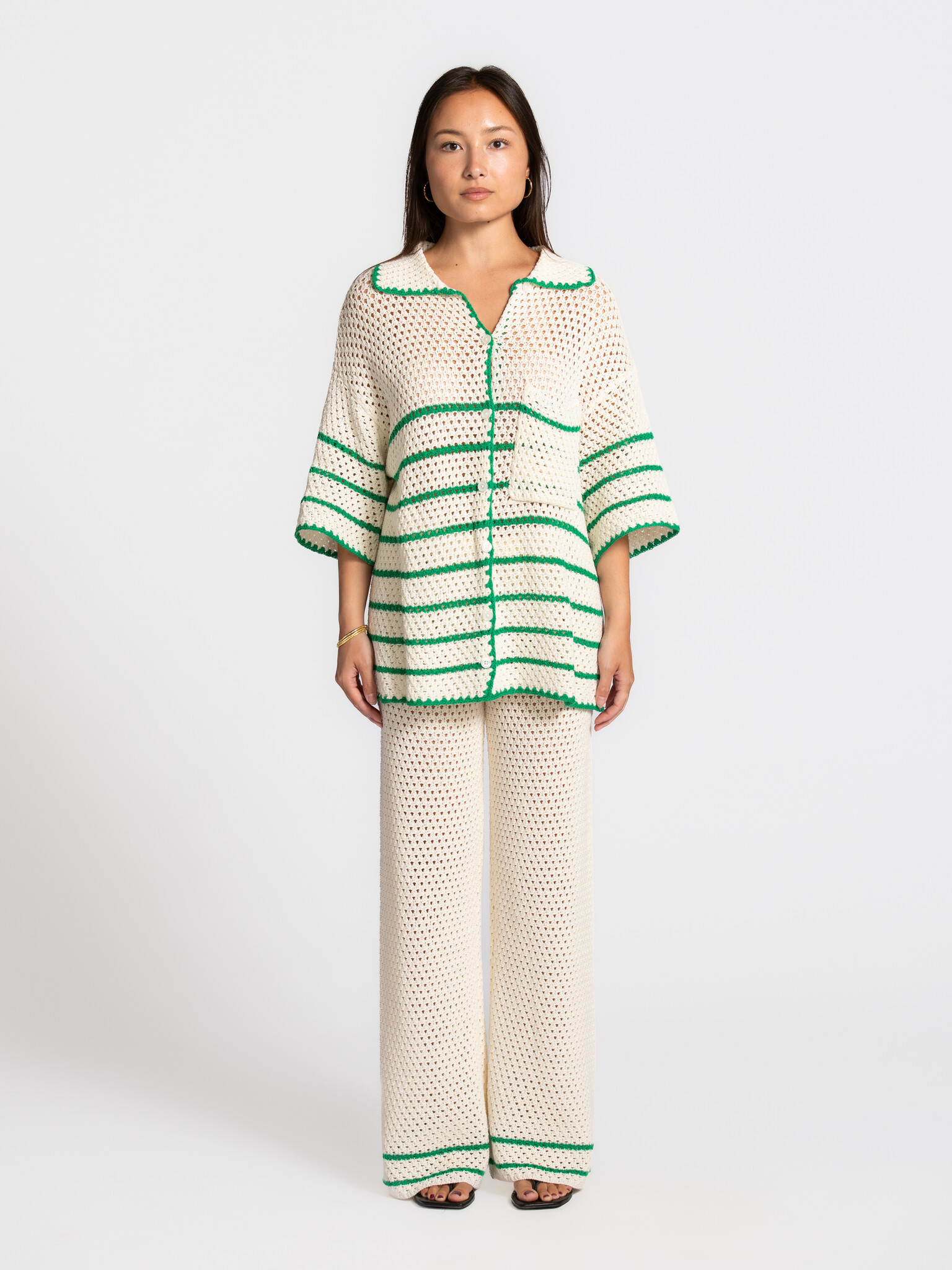 Edited gehaakte polo Debbie 3. Deze blouse brengt lichtheid in je look. Het gehaakte design en de speelse strepen geven h...