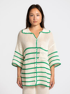 Polo Debbie. Deze blouse brengt lichtheid in je look. Het gehaakte design en de speelse strepen geven het geheel een fris...