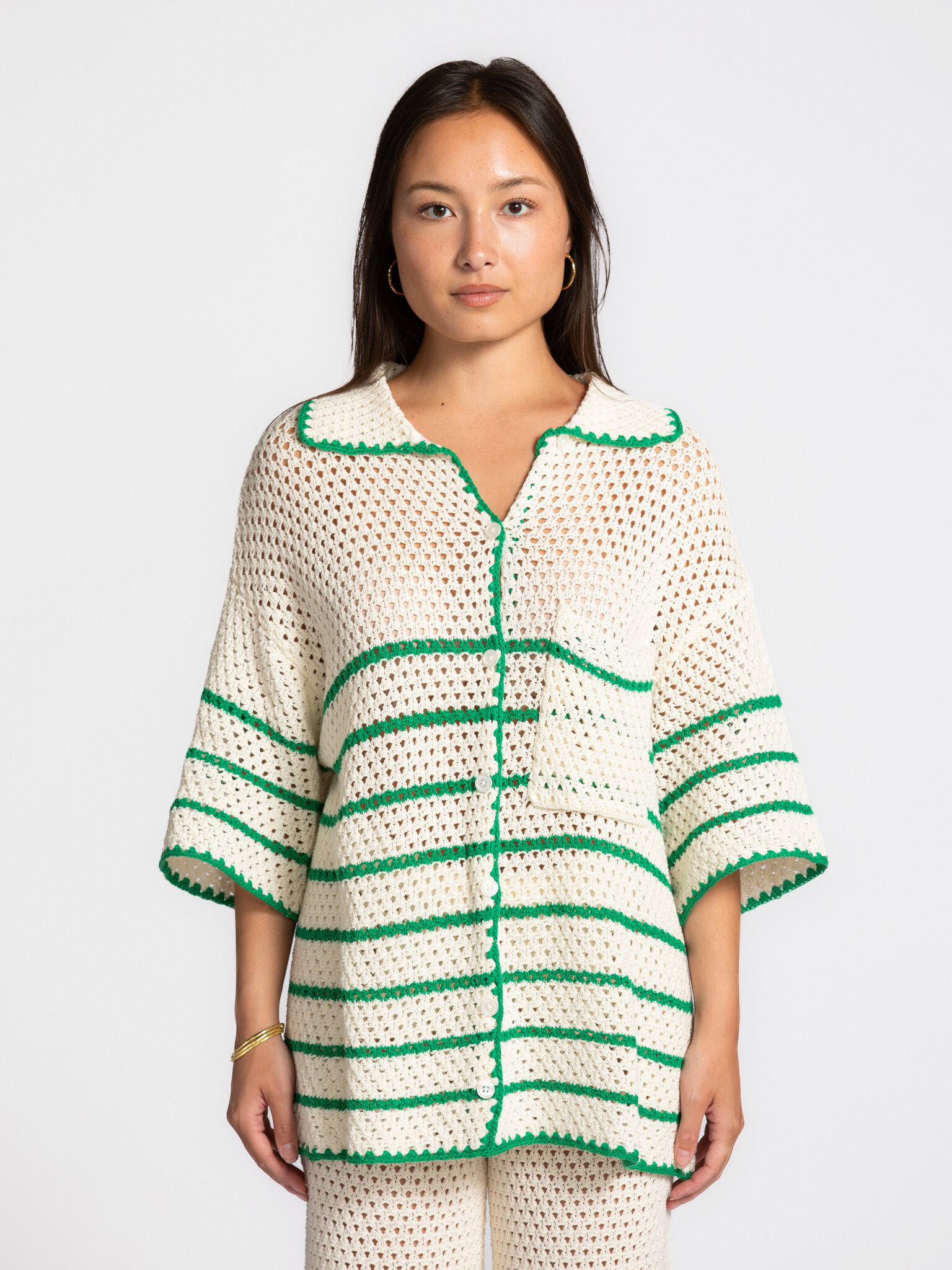 Edited gehaakte polo Debbie 1. Deze blouse brengt lichtheid in je look. Het gehaakte design en de speelse strepen geven h...