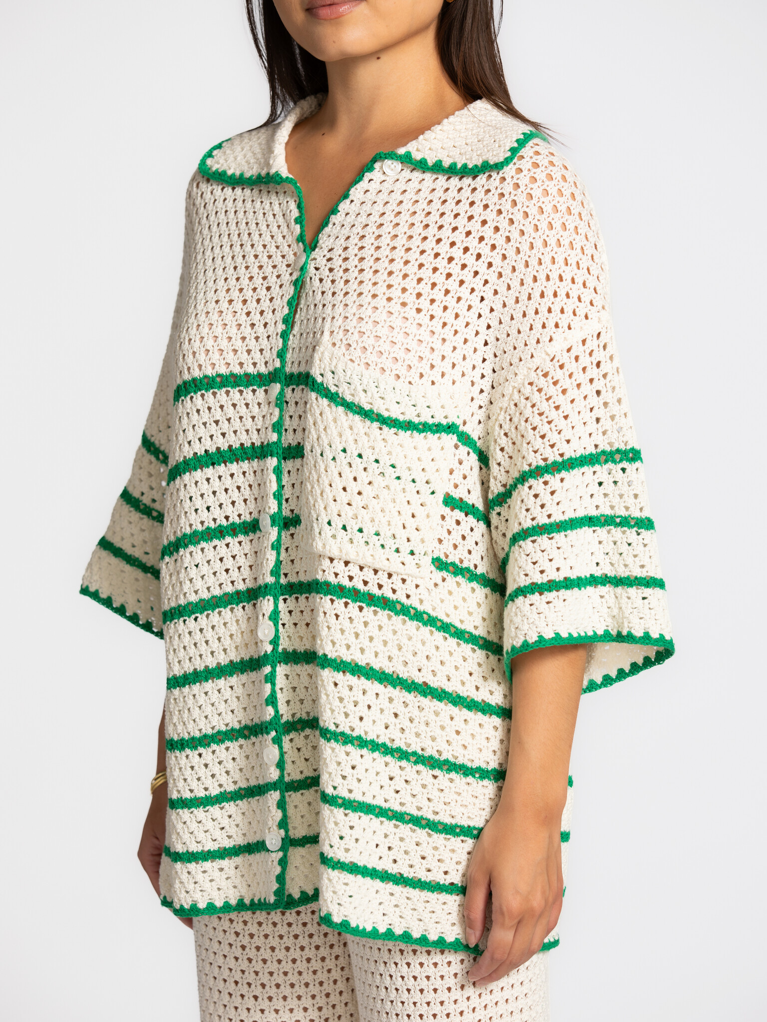 Edited gehaakte polo Debbie 4. Deze blouse brengt lichtheid in je look. Het gehaakte design en de speelse strepen geven h...