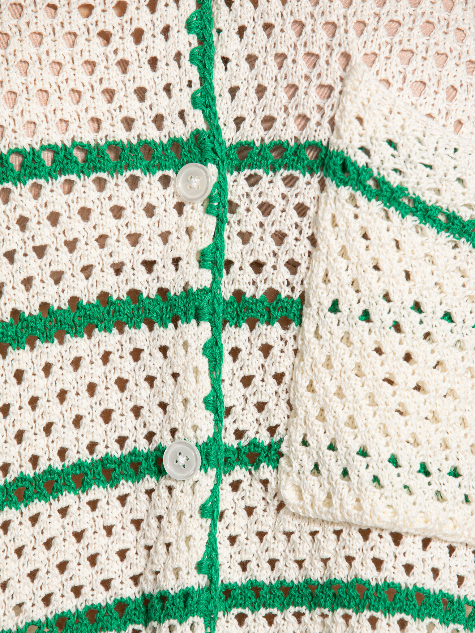 Edited gehaakte polo Debbie 6. Deze blouse brengt lichtheid in je look. Het gehaakte design en de speelse strepen geven h...