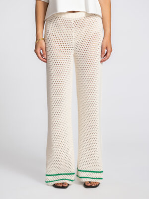 Broek Kara. Barefoot and effortless. Deze losvallende gehaakte broek voelt licht en vrij aan en geeft je look meteen een ...