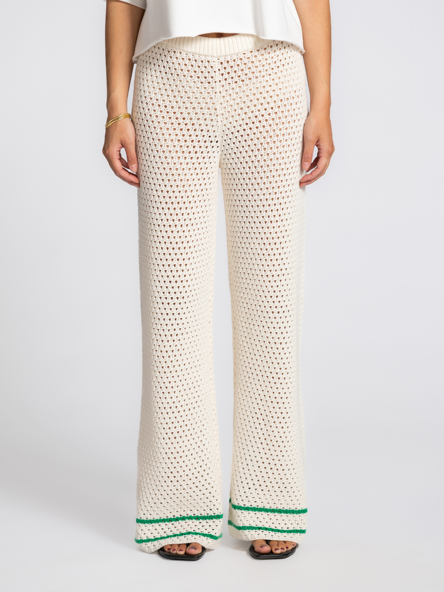 Edited gehaakte broek Kara 1. Barefoot and effortless. Deze losvallende gehaakte broek voelt licht en vrij aan en geeft j...