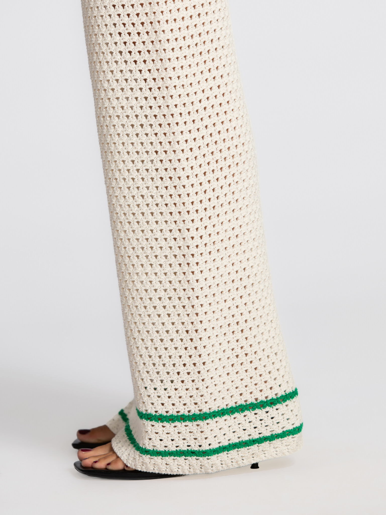 Edited gehaakte broek Kara 4. Barefoot and effortless. Deze losvallende gehaakte broek voelt licht en vrij aan en geeft j...
