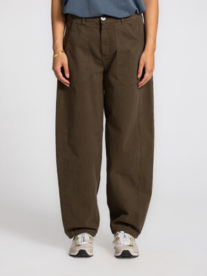 Broek Renee. Cropped, cool & confident. Deze khakigroene ballonfit pantalon van zacht katoen geeft je look een stoere, ar...