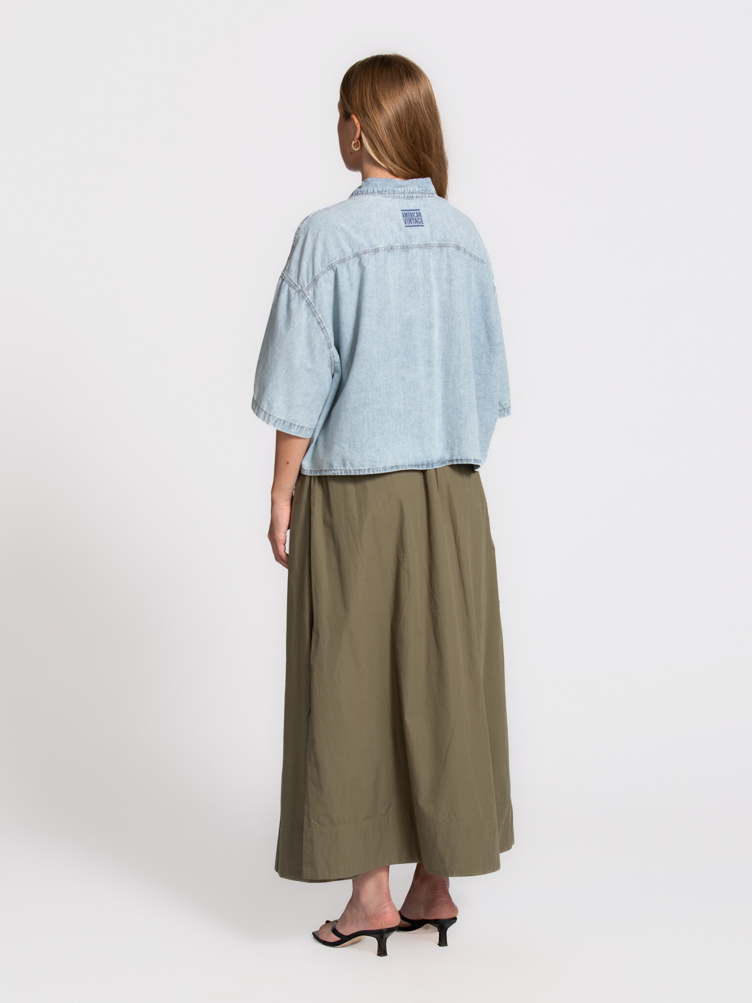 American Vintage chemise en denim Paybou 5. Le délavage denim clair confère à cette chemise une allure fraîche qui évoque...