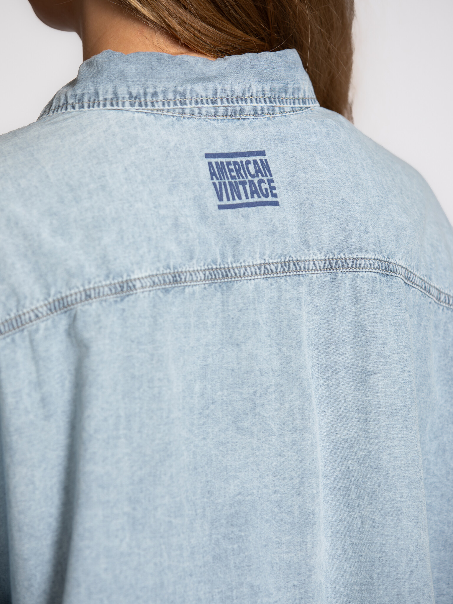 American Vintage chemise en denim Paybou 4. Le délavage denim clair confère à cette chemise une allure fraîche qui évoque...