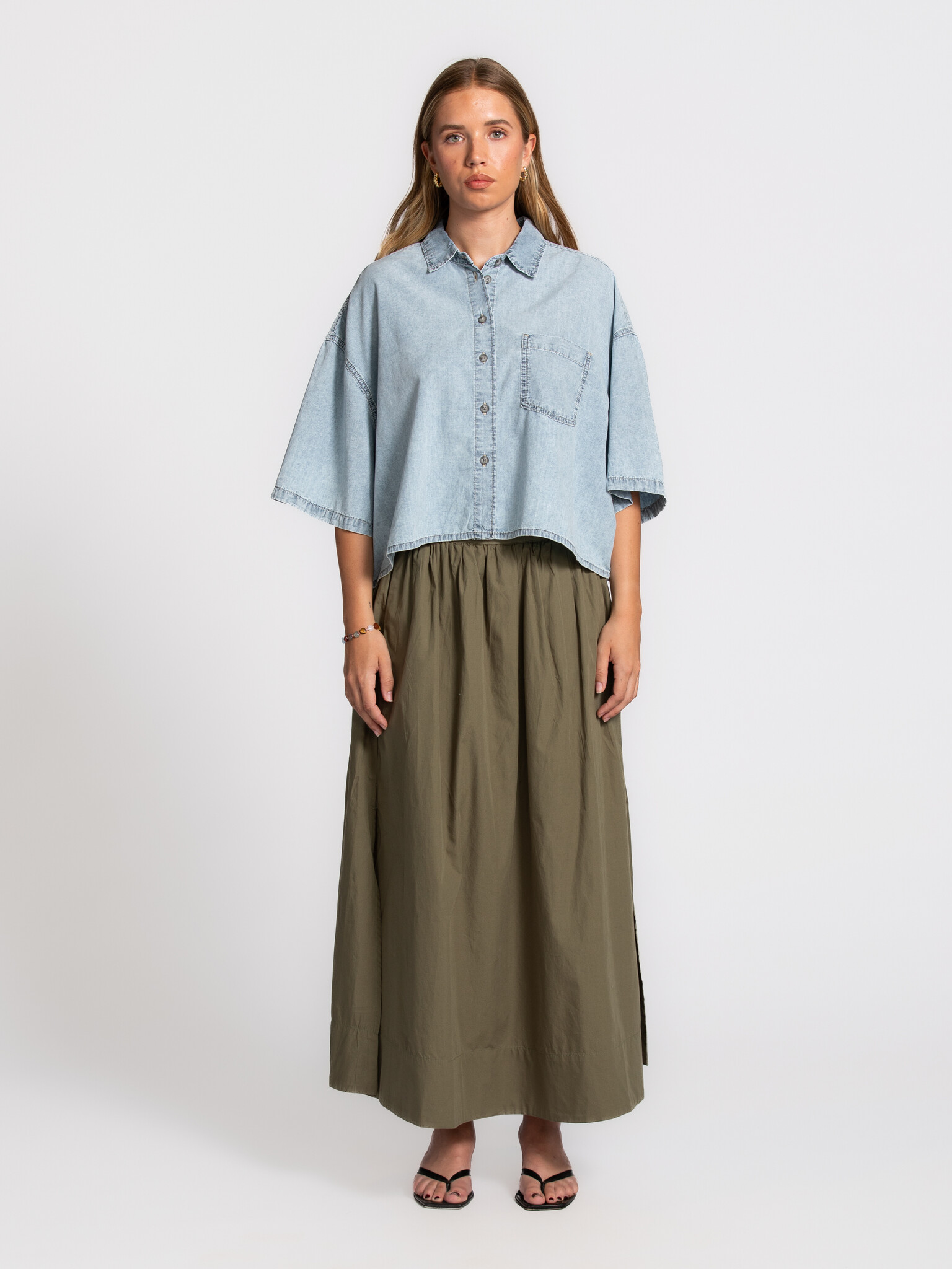 American Vintage chemise en denim Paybou 3. Le délavage denim clair confère à cette chemise une allure fraîche qui évoque...