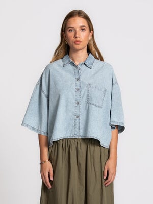 Chemise Paybou. Le délavage denim clair confère à cette chemise une allure fraîche qui évoque immédiatement les journées ...