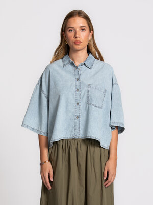 Hemd Paybou. De lichte denimwassing geeft dit hemd een frisse uitstraling die meteen doet denken aan zonnige dagen. Een v...